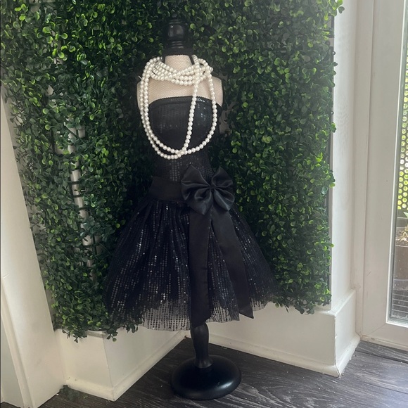 Elegant Black Mannequin Dress with Bow - Picture 2 of 5